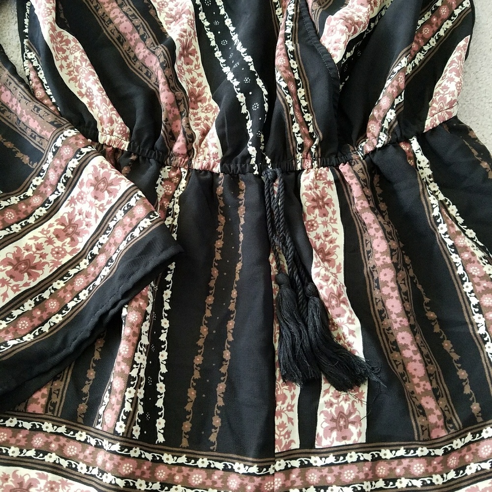 ✌SOLD✌Open back romper - Picture 2 of 4